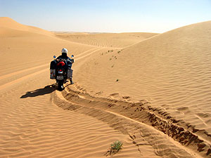 Ten-Alloulの南からは砂丘群の中を走る。