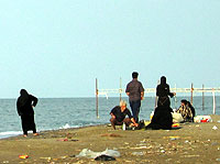 チャドルを着た女性がそのままの格好で海に入った。