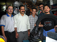 テヘランのバイク屋街でイラン製のタイヤを買う。US$10という安さ。