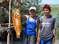 魚の干物を売る少年たち