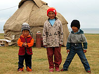 ユルタキャンプの子供たち
