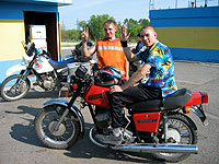 ロシア製バイクИЖ（イージュ）に乗る地元の若者
