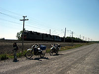 道は時々シベリア鉄道と並行して走る