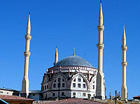 都市部のモスクは夜になるとライトアップされる。