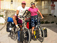 自転車でやってきたルイスとスーザン