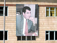 町中至る所に大統領の写真が飾られていた。