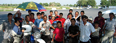 ウズベキスタンではバイクを停めるとすぐに人だかりができる